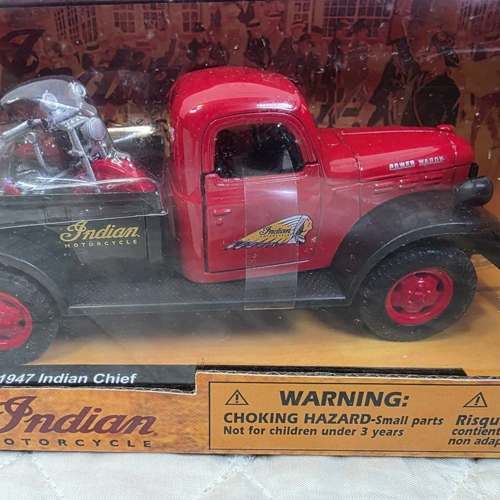 1947 Indian Chief Motorcycle & 1946 Dodge Power Wagon 1:32 Scale Die-Cast